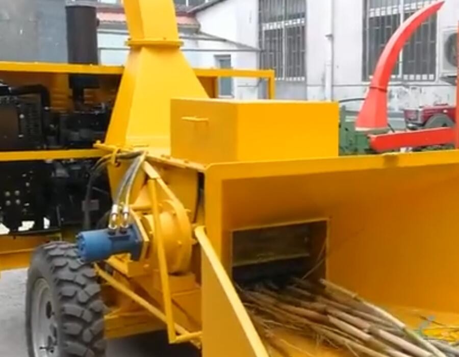 移動(dòng)樹枝粉碎機(jī)工作現(xiàn)場